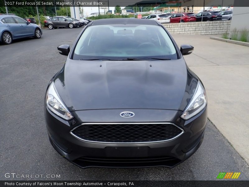 Magnetic / Charcoal Black 2017 Ford Focus SE Sedan