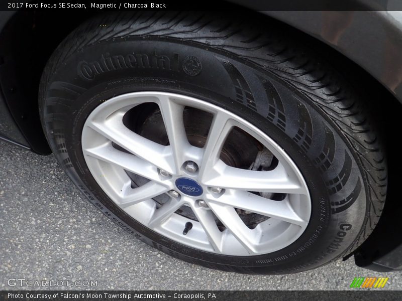 Magnetic / Charcoal Black 2017 Ford Focus SE Sedan
