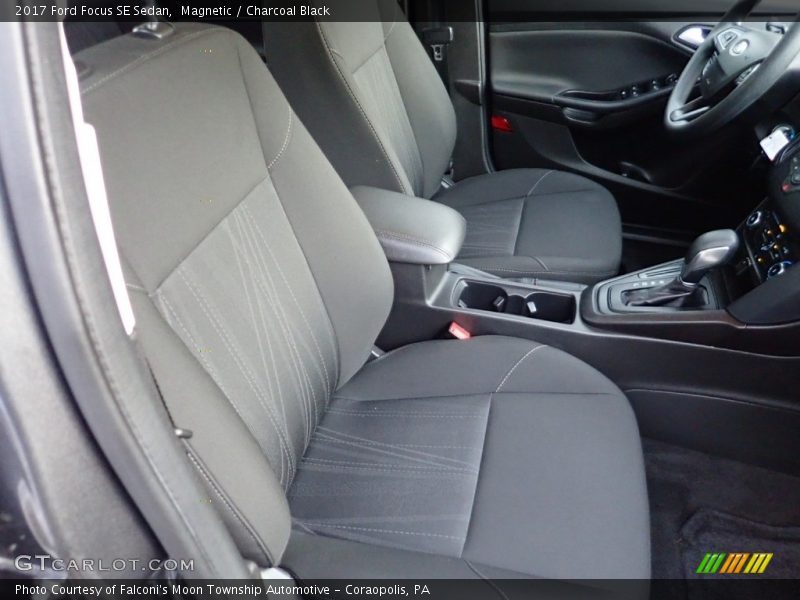 Magnetic / Charcoal Black 2017 Ford Focus SE Sedan