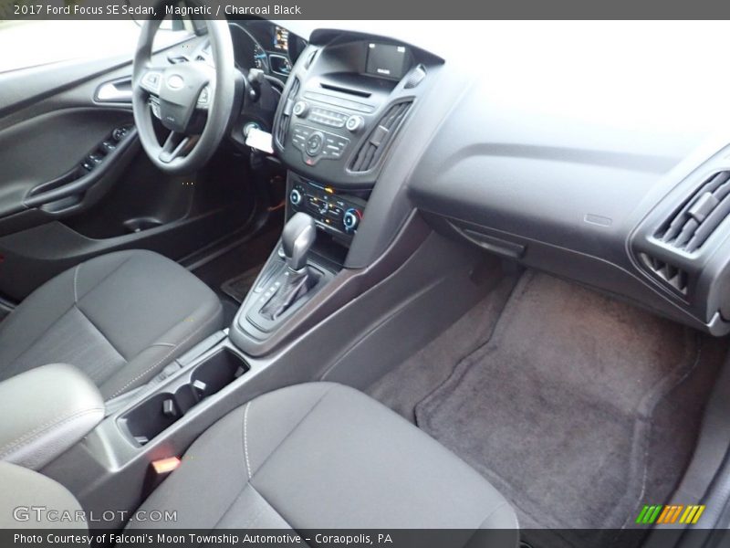 Magnetic / Charcoal Black 2017 Ford Focus SE Sedan