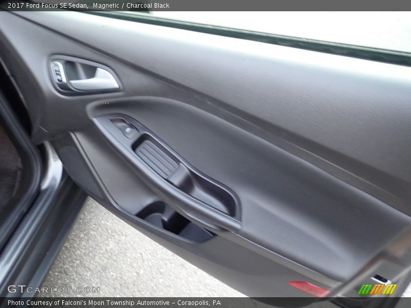 Magnetic / Charcoal Black 2017 Ford Focus SE Sedan