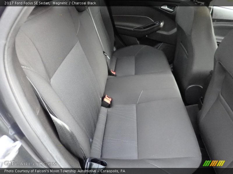Magnetic / Charcoal Black 2017 Ford Focus SE Sedan