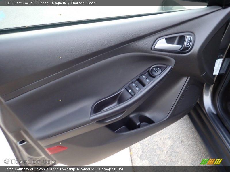 Magnetic / Charcoal Black 2017 Ford Focus SE Sedan