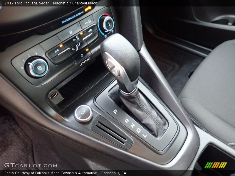 Magnetic / Charcoal Black 2017 Ford Focus SE Sedan
