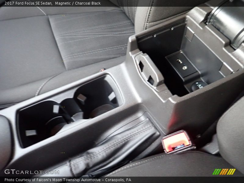 Magnetic / Charcoal Black 2017 Ford Focus SE Sedan