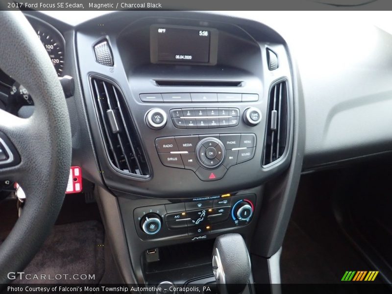 Magnetic / Charcoal Black 2017 Ford Focus SE Sedan