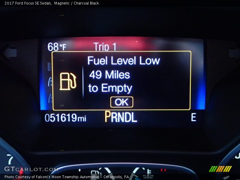 Magnetic / Charcoal Black 2017 Ford Focus SE Sedan