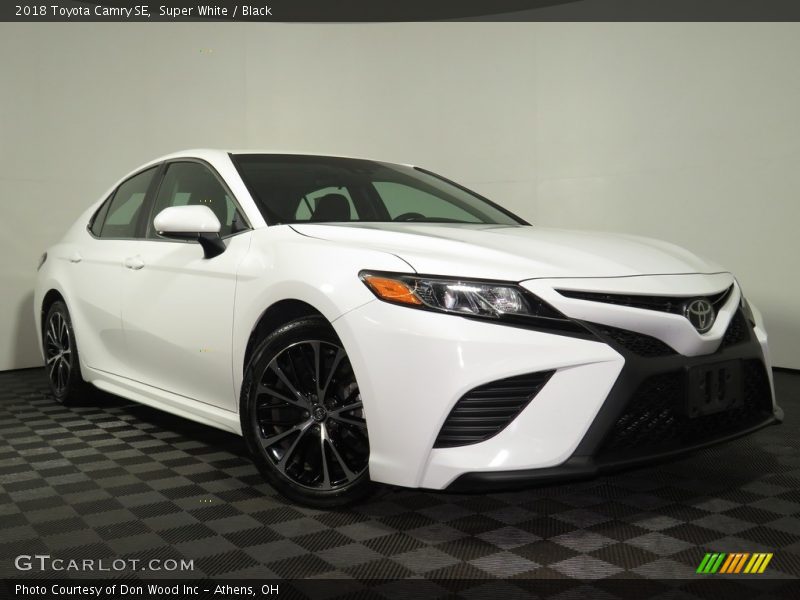 Super White / Black 2018 Toyota Camry SE