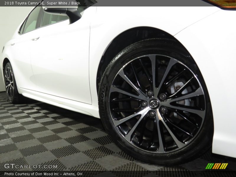 Super White / Black 2018 Toyota Camry SE