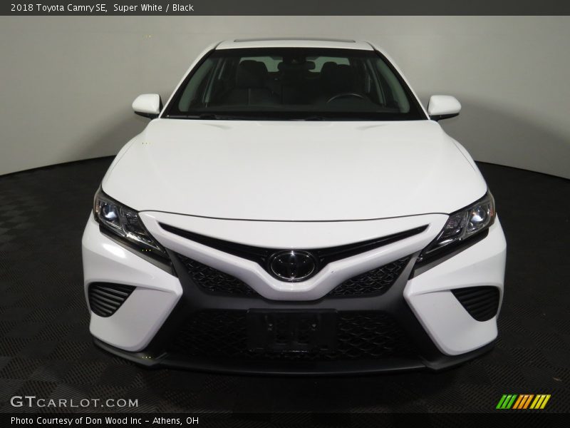 Super White / Black 2018 Toyota Camry SE