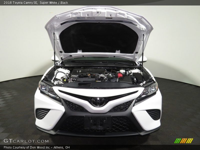 Super White / Black 2018 Toyota Camry SE