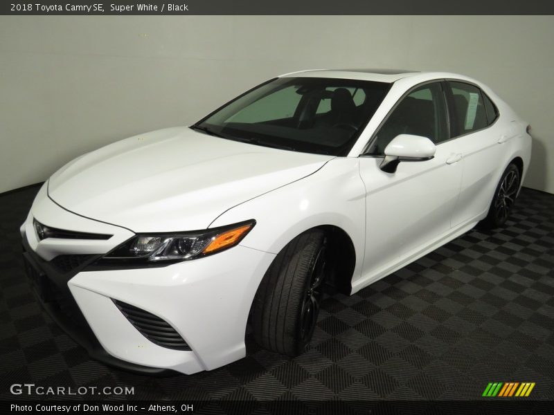 Super White / Black 2018 Toyota Camry SE