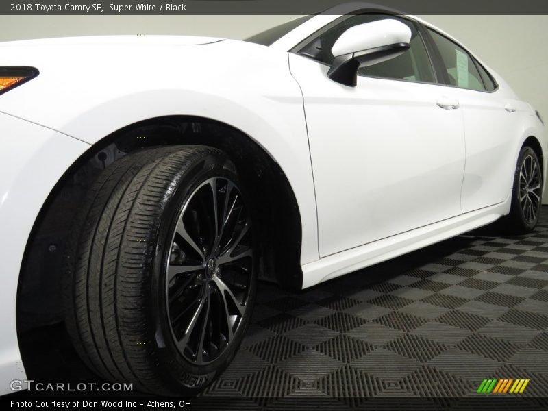 Super White / Black 2018 Toyota Camry SE