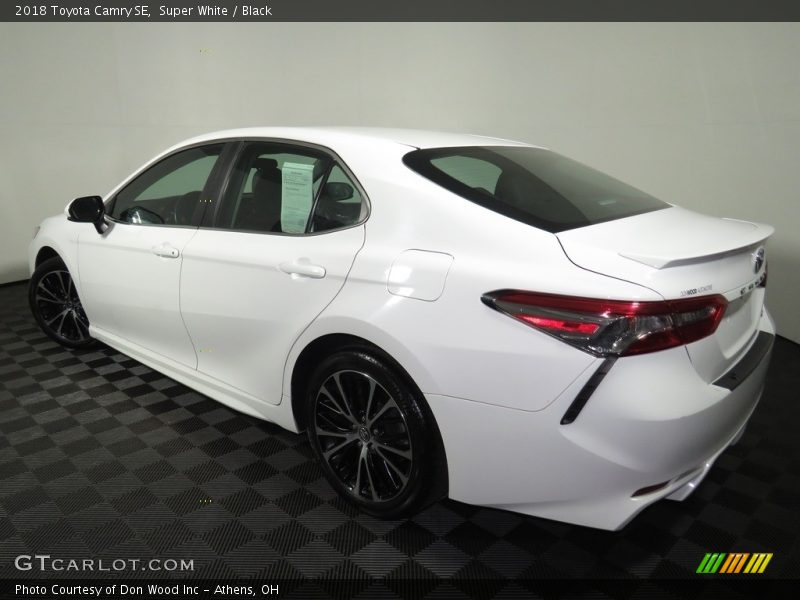 Super White / Black 2018 Toyota Camry SE