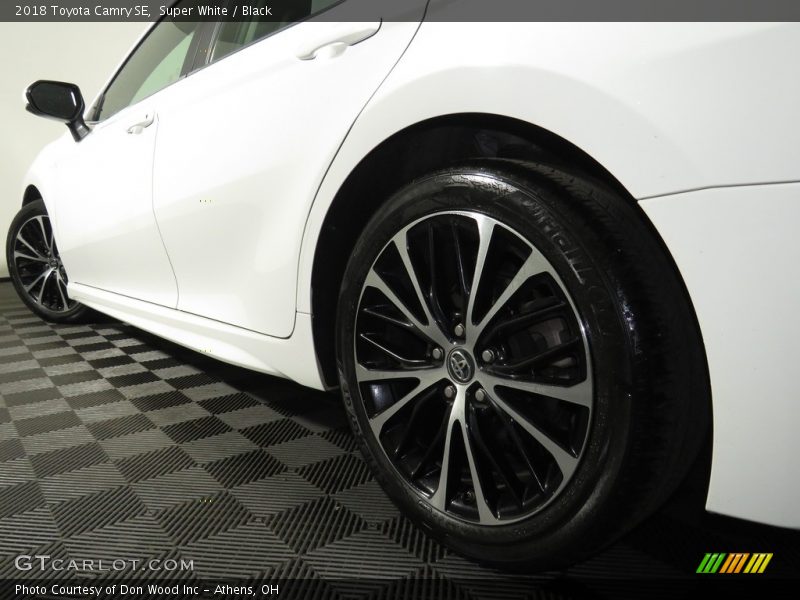 Super White / Black 2018 Toyota Camry SE