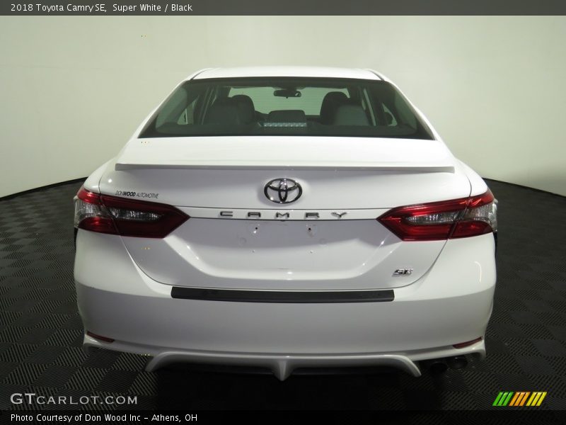 Super White / Black 2018 Toyota Camry SE