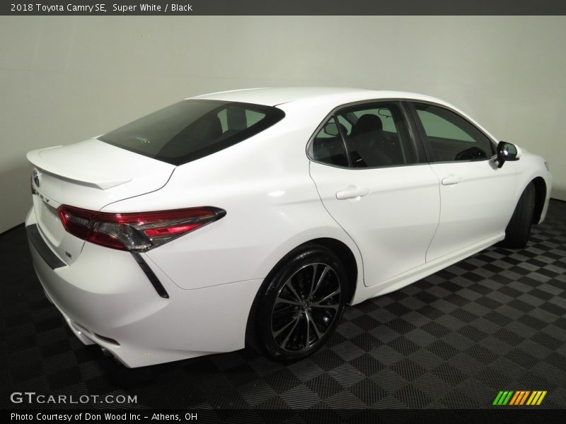 Super White / Black 2018 Toyota Camry SE