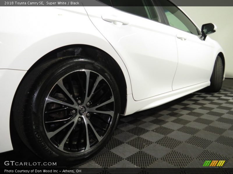 Super White / Black 2018 Toyota Camry SE