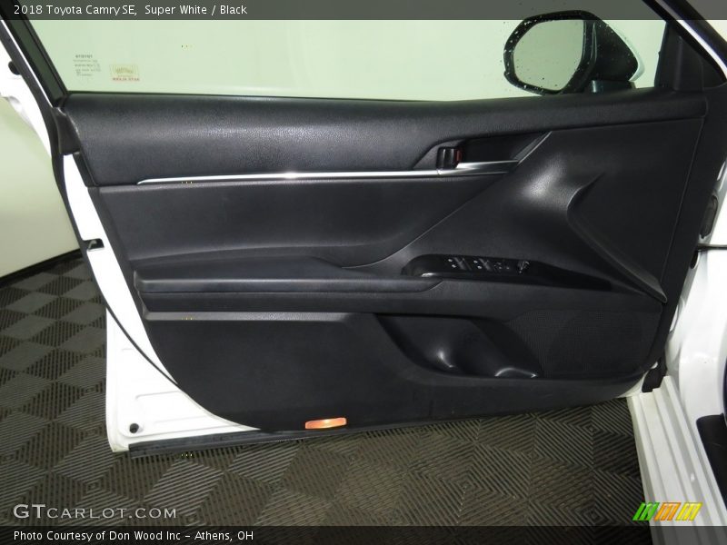 Super White / Black 2018 Toyota Camry SE