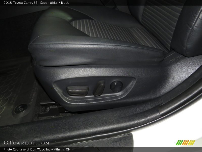 Super White / Black 2018 Toyota Camry SE