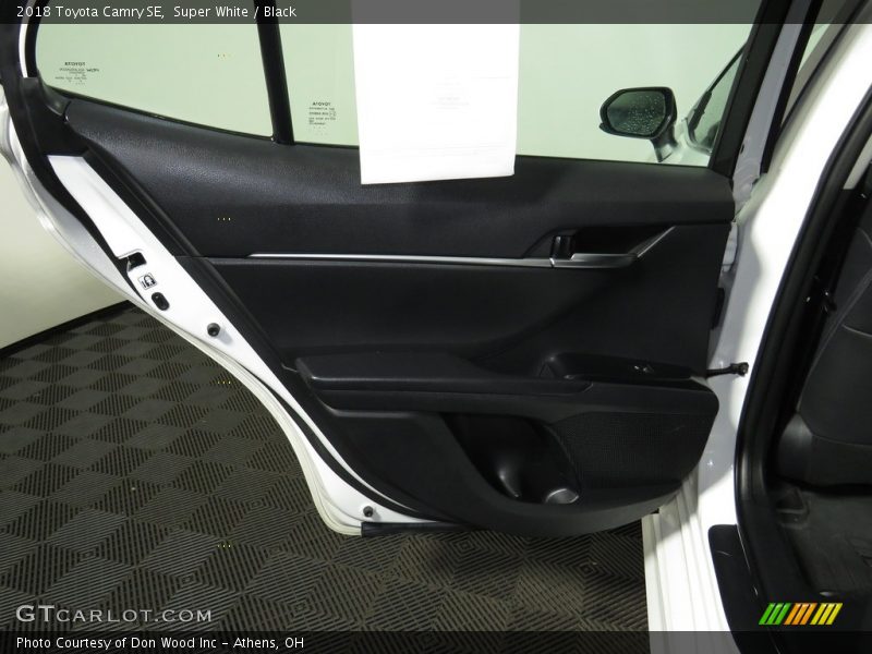 Super White / Black 2018 Toyota Camry SE