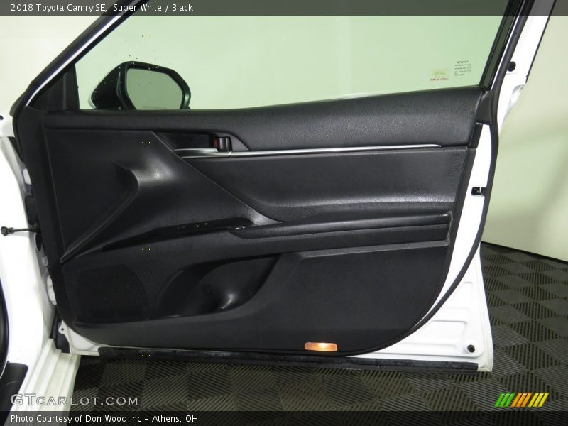 Super White / Black 2018 Toyota Camry SE