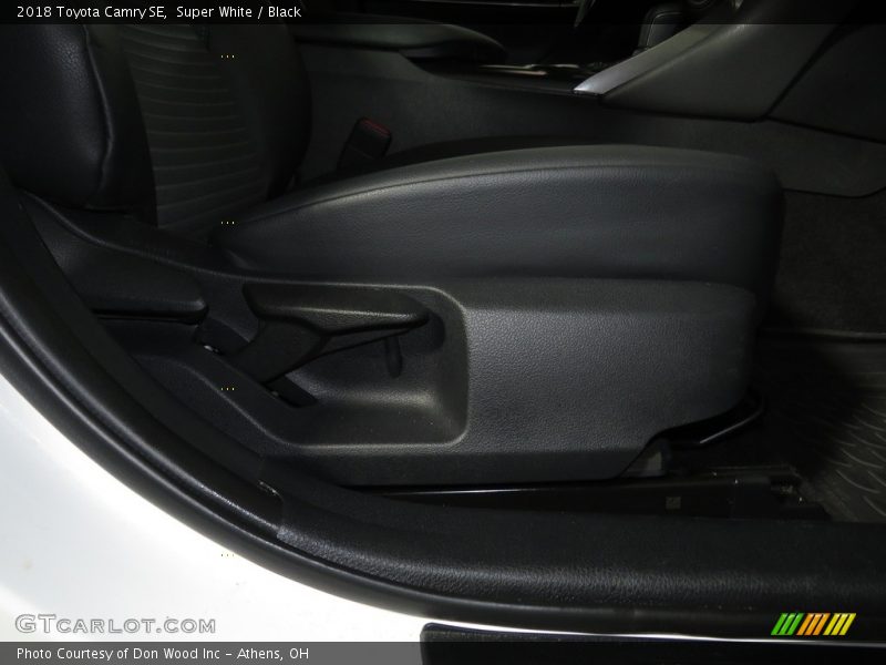 Super White / Black 2018 Toyota Camry SE