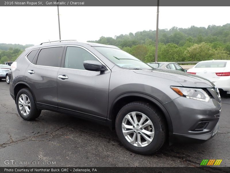 Front 3/4 View of 2016 Rogue SV