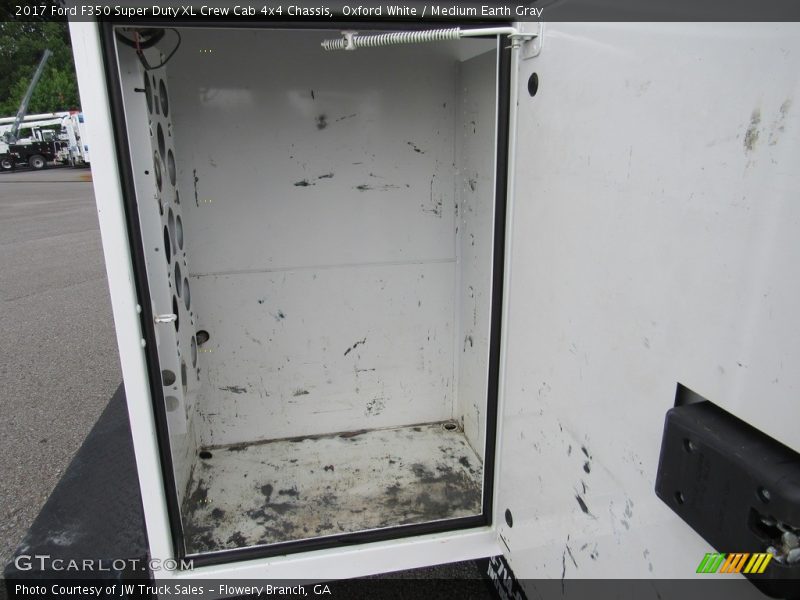 Oxford White / Medium Earth Gray 2017 Ford F350 Super Duty XL Crew Cab 4x4 Chassis