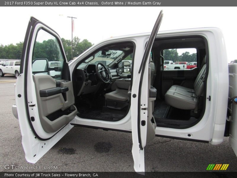 Oxford White / Medium Earth Gray 2017 Ford F350 Super Duty XL Crew Cab 4x4 Chassis