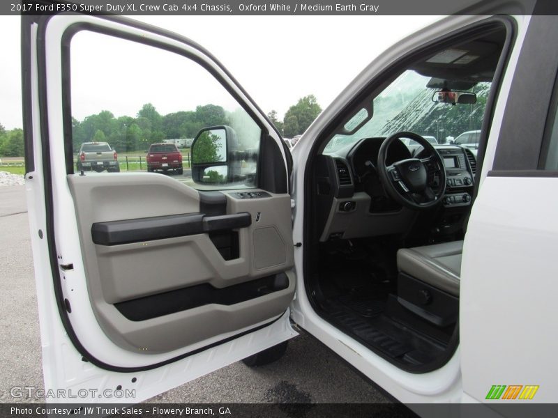 Oxford White / Medium Earth Gray 2017 Ford F350 Super Duty XL Crew Cab 4x4 Chassis