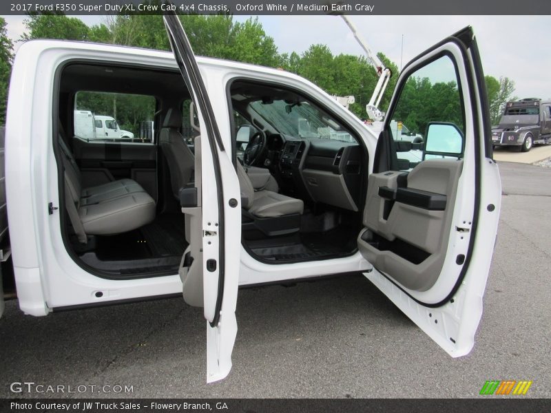 Oxford White / Medium Earth Gray 2017 Ford F350 Super Duty XL Crew Cab 4x4 Chassis