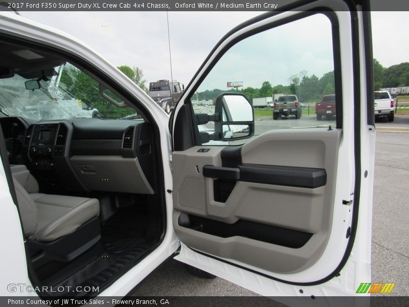 Oxford White / Medium Earth Gray 2017 Ford F350 Super Duty XL Crew Cab 4x4 Chassis