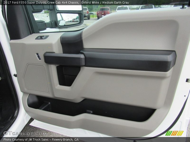 Oxford White / Medium Earth Gray 2017 Ford F350 Super Duty XL Crew Cab 4x4 Chassis