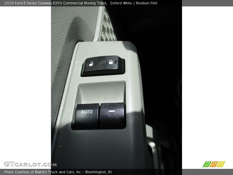 Oxford White / Medium Flint 2019 Ford E Series Cutaway E350 Commercial Moving Truck
