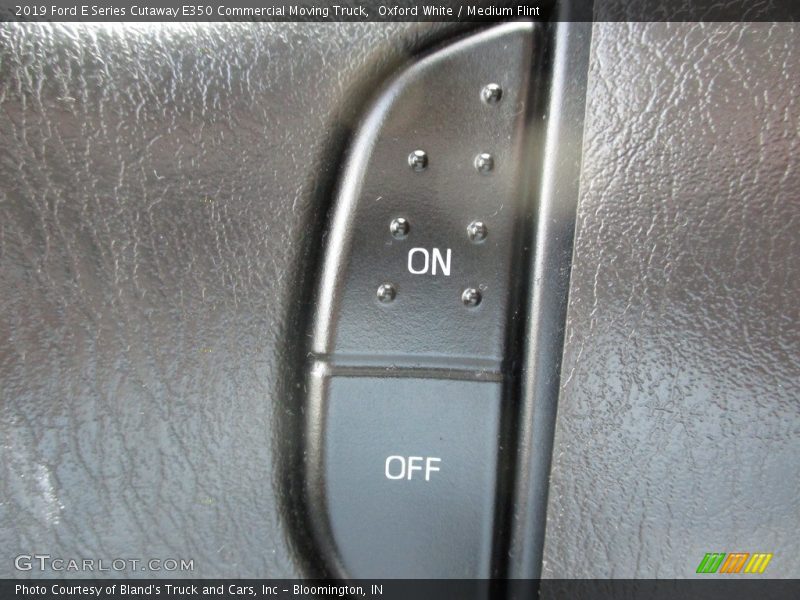 Oxford White / Medium Flint 2019 Ford E Series Cutaway E350 Commercial Moving Truck