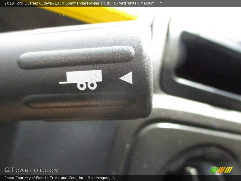 Oxford White / Medium Flint 2019 Ford E Series Cutaway E350 Commercial Moving Truck