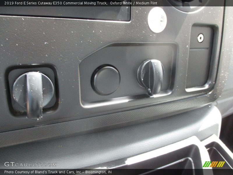 Oxford White / Medium Flint 2019 Ford E Series Cutaway E350 Commercial Moving Truck