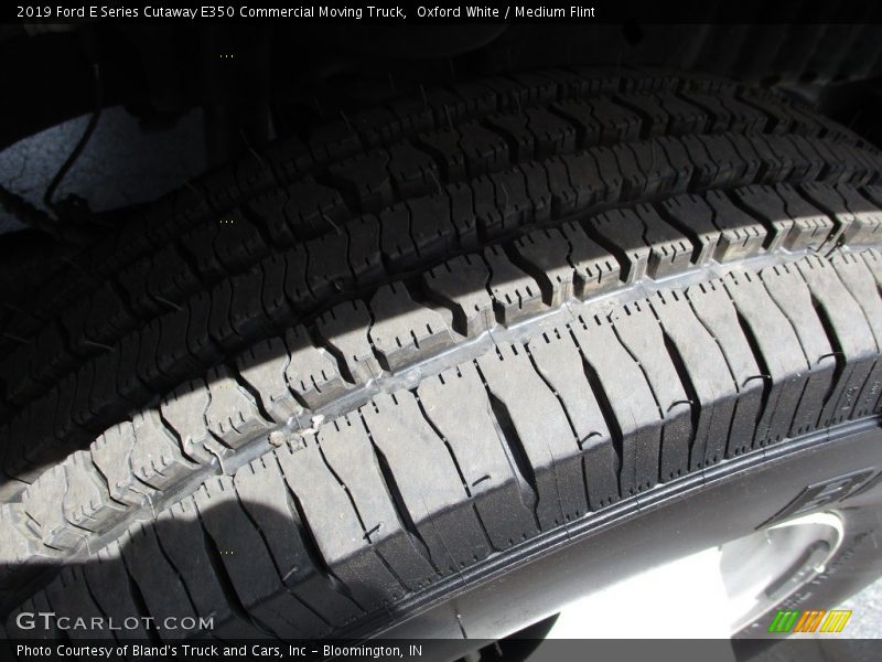 Oxford White / Medium Flint 2019 Ford E Series Cutaway E350 Commercial Moving Truck