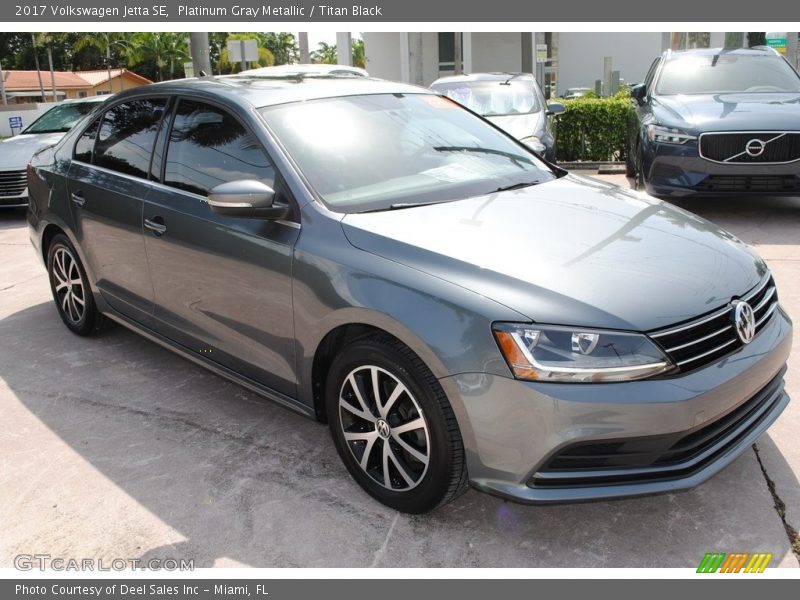 Platinum Gray Metallic / Titan Black 2017 Volkswagen Jetta SE