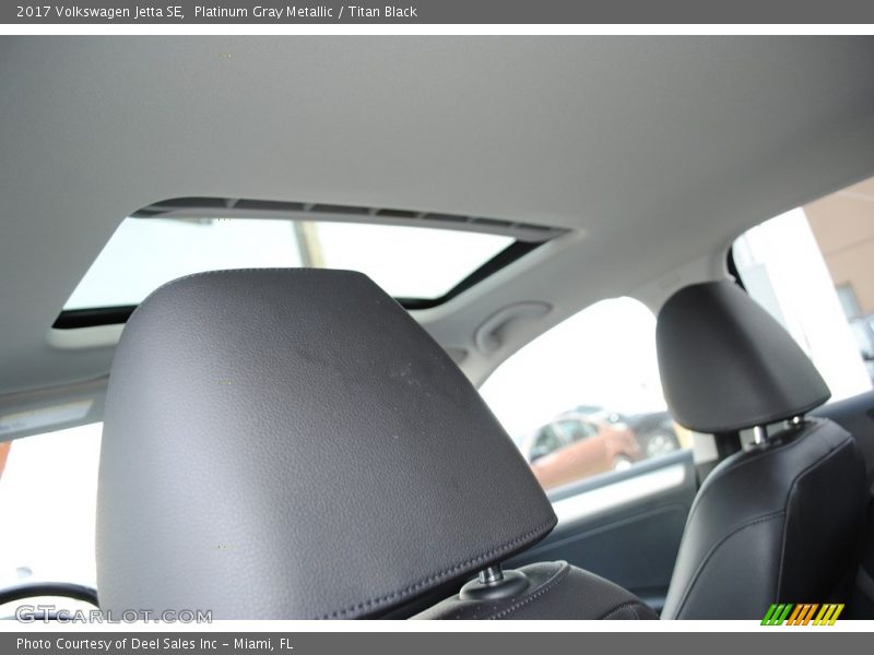 Platinum Gray Metallic / Titan Black 2017 Volkswagen Jetta SE