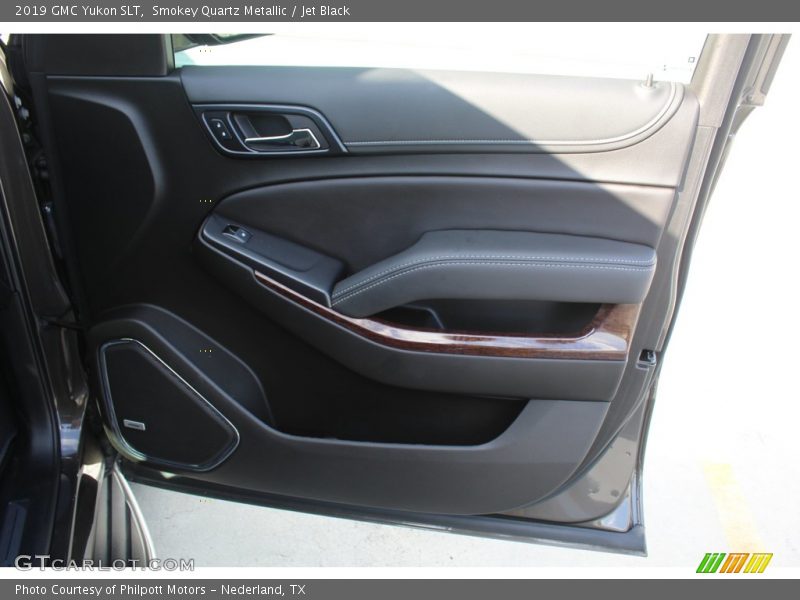 Smokey Quartz Metallic / Jet Black 2019 GMC Yukon SLT