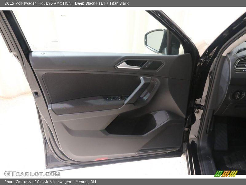 Deep Black Pearl / Titan Black 2019 Volkswagen Tiguan S 4MOTION