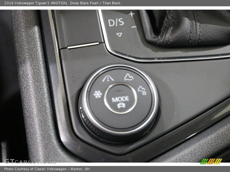 Deep Black Pearl / Titan Black 2019 Volkswagen Tiguan S 4MOTION