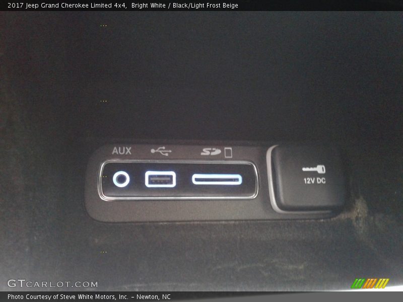 Bright White / Black/Light Frost Beige 2017 Jeep Grand Cherokee Limited 4x4