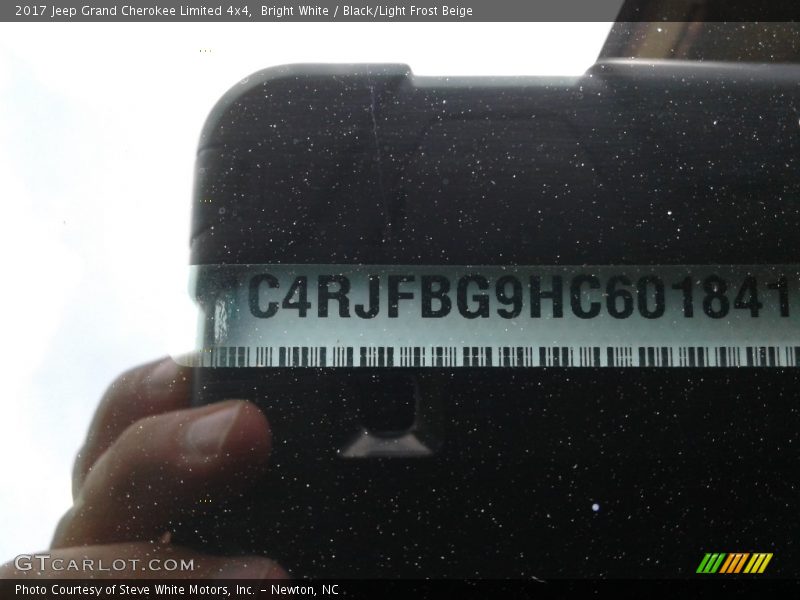 Bright White / Black/Light Frost Beige 2017 Jeep Grand Cherokee Limited 4x4