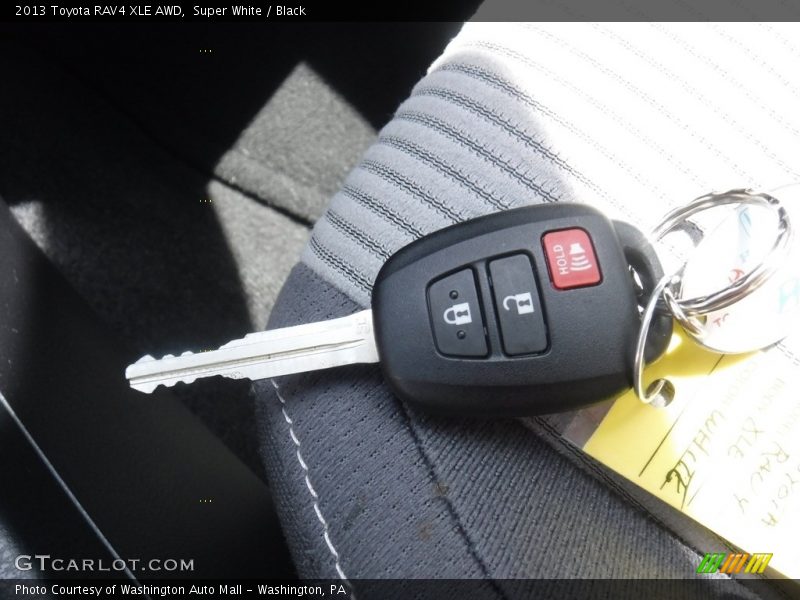 Super White / Black 2013 Toyota RAV4 XLE AWD