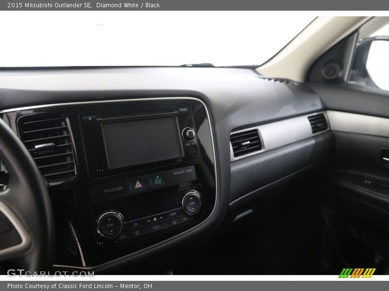 Diamond White / Black 2015 Mitsubishi Outlander SE