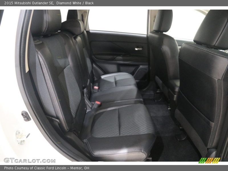 Diamond White / Black 2015 Mitsubishi Outlander SE