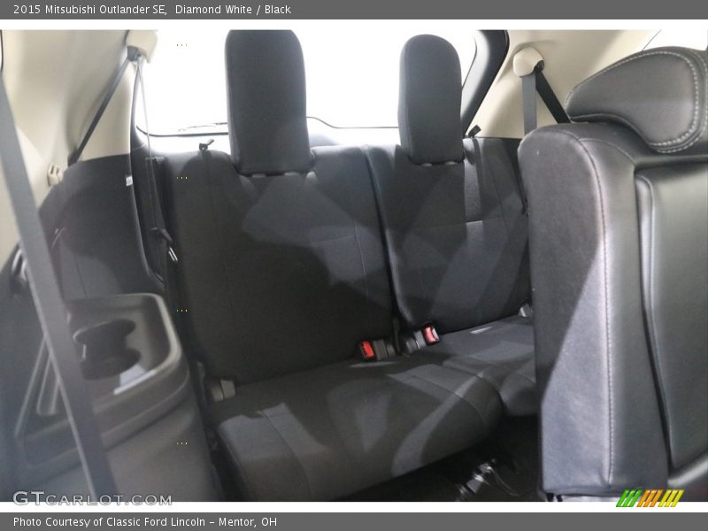 Diamond White / Black 2015 Mitsubishi Outlander SE